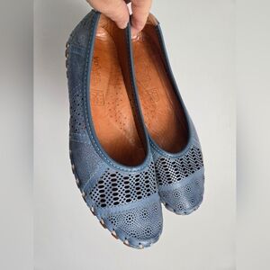 VOLKS WALKERS Stylish Blue Leather Flats